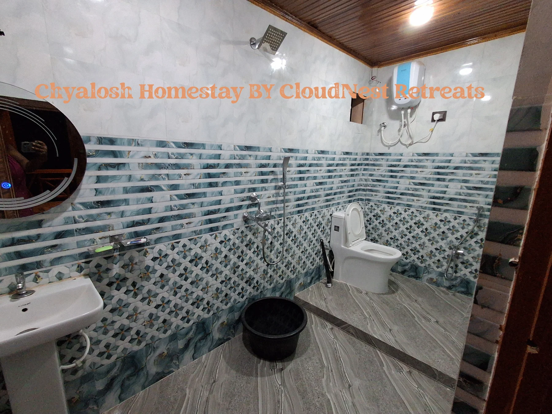Lawn and outdoor area at Chyalosh Homestay